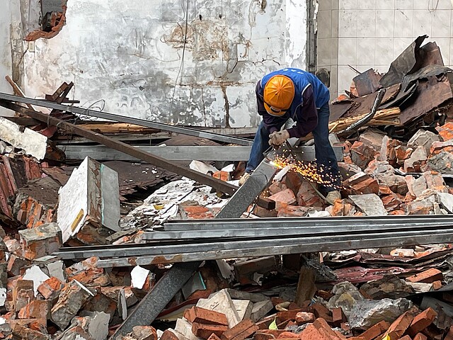 違建僱工拆除現場